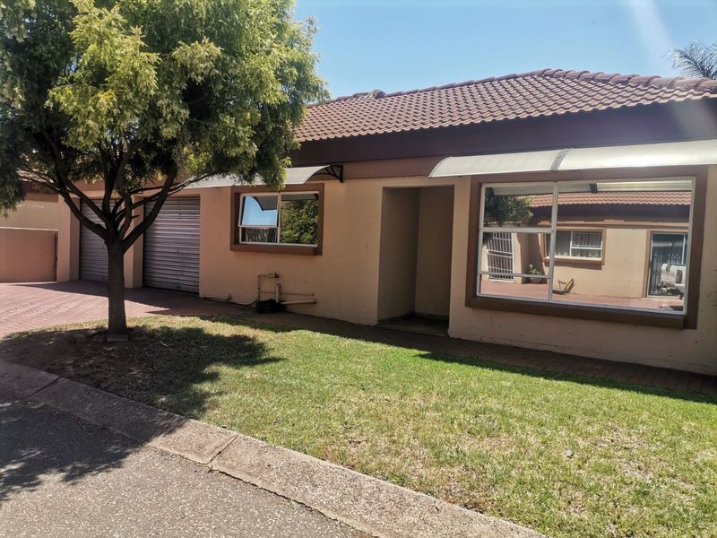 Beautiful 3-Bedroom Townhouse for Sale in CE2 – Bargain Alert! - Photo 1