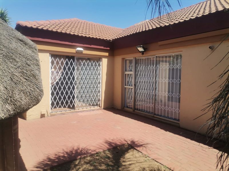 Beautiful 3-Bedroom Townhouse for Sale in CE2 – Bargain Alert! - Photo 10