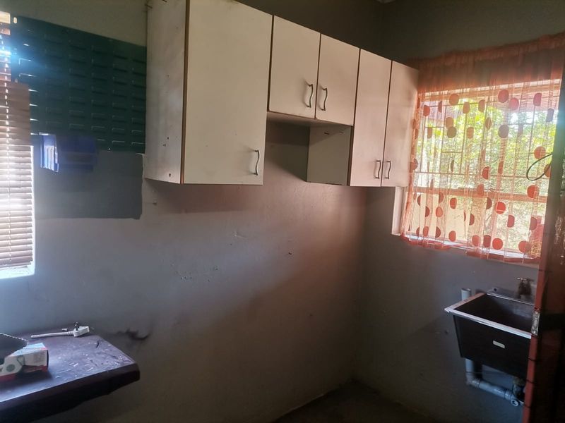 Beautiful 3-Bedroom Townhouse for Sale in CE2 – Bargain Alert! - Photo 8