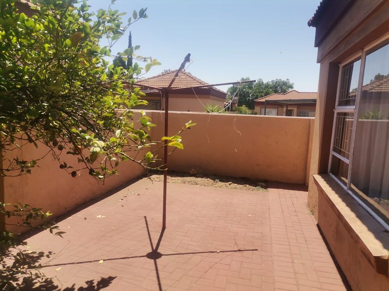 Beautiful 3-Bedroom Townhouse for Sale in CE2 – Bargain Alert! - Photo 9