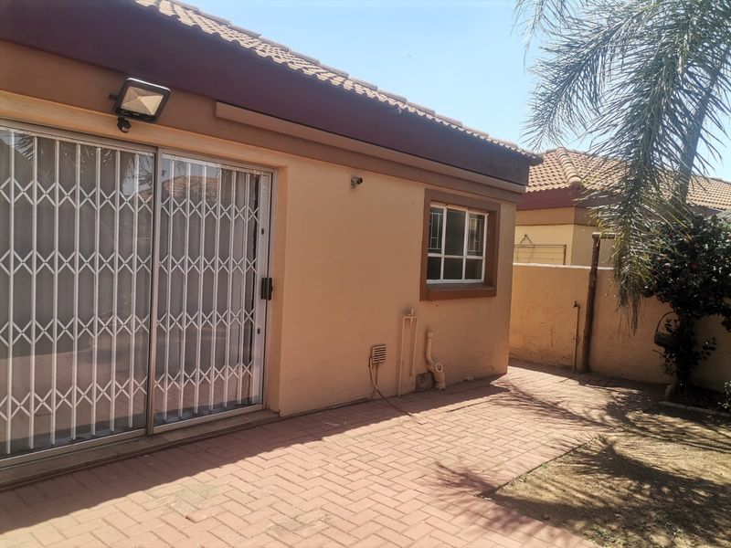 Beautiful 3-Bedroom Townhouse for Sale in CE2 – Bargain Alert! - Photo 6