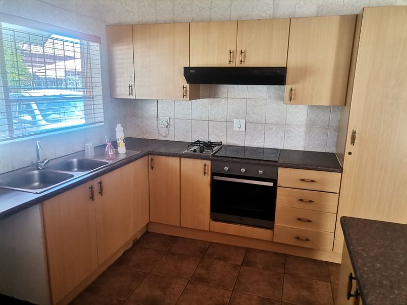 Beautiful 3-Bedroom Townhouse for Sale in CE2 – Bargain Alert! - Photo 2