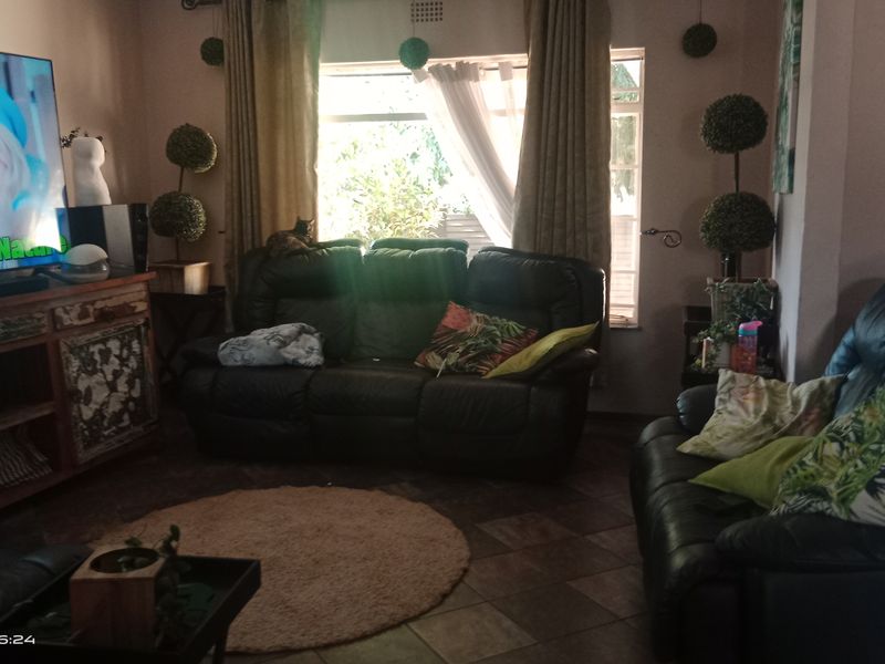 Modern Family Haven - Photo 2