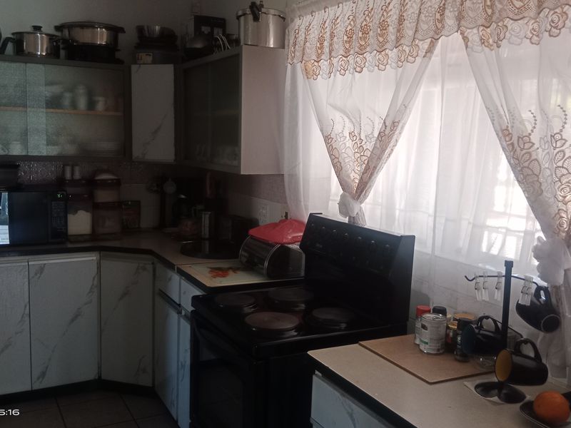 Warm & Family-Friendly 3 bedroom house - Photo 4