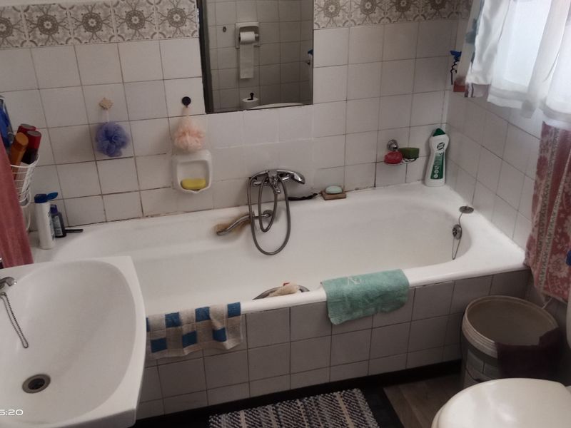 Warm & Family-Friendly 3 bedroom house - Photo 9