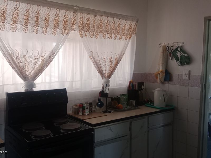 Warm & Family-Friendly 3 bedroom house - Photo 6