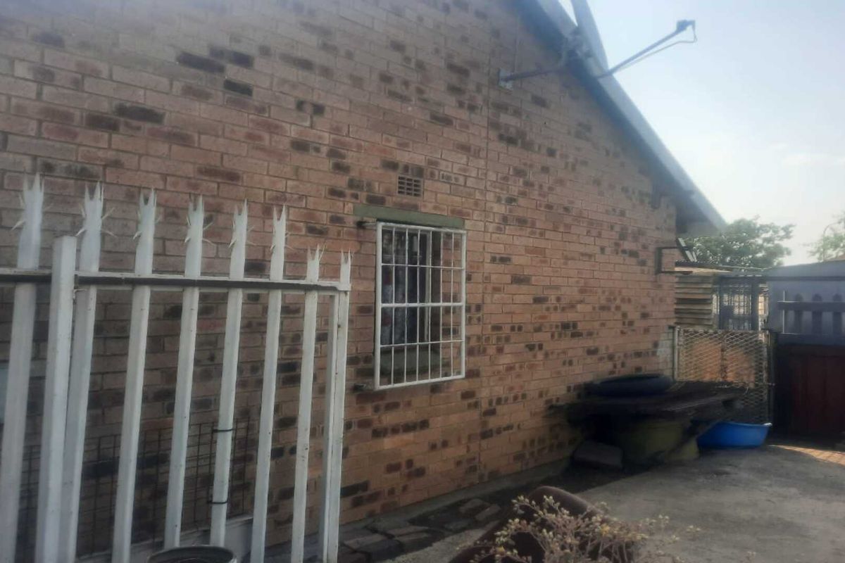 Charming 2-Bedroom Home for Sale in Leeuhof - Photo 3