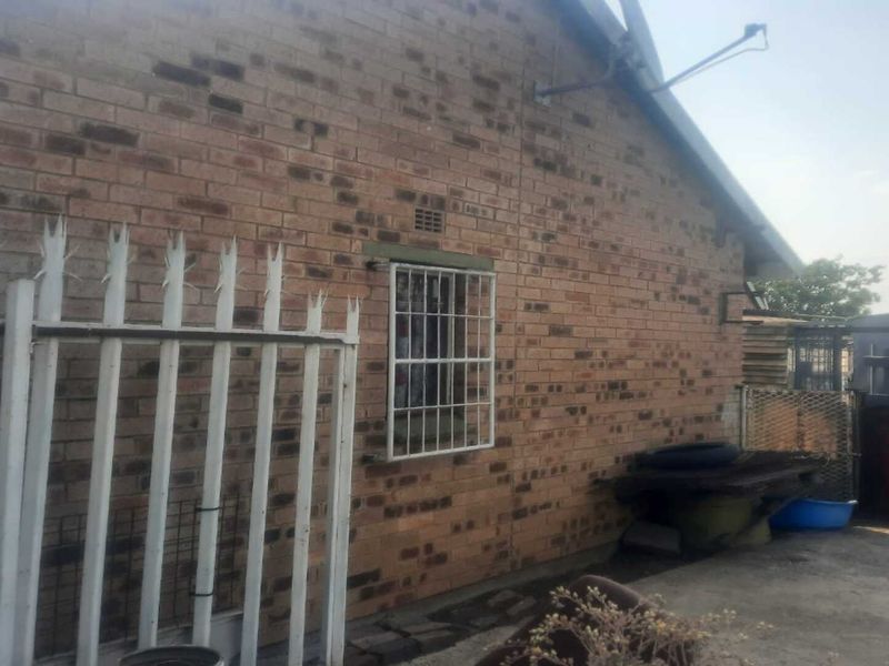 Charming 2-Bedroom Home for Sale in Leeuhof - Photo 3
