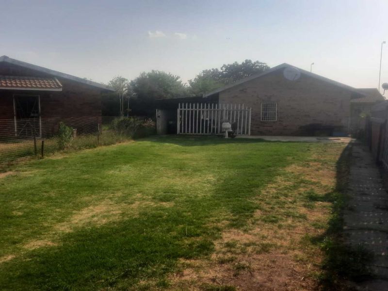 Charming 2-Bedroom Home for Sale in Leeuhof - Photo 1