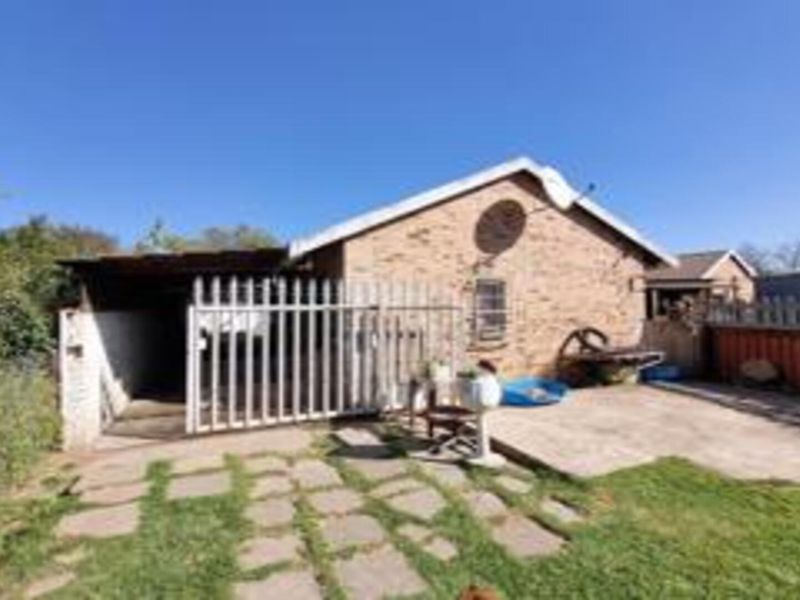 Charming 2-Bedroom Home for Sale in Leeuhof - Photo 2