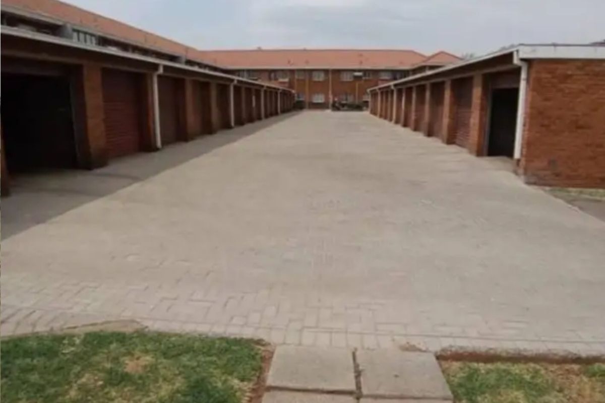Flat For Sale In Vereeniging - Photo 2