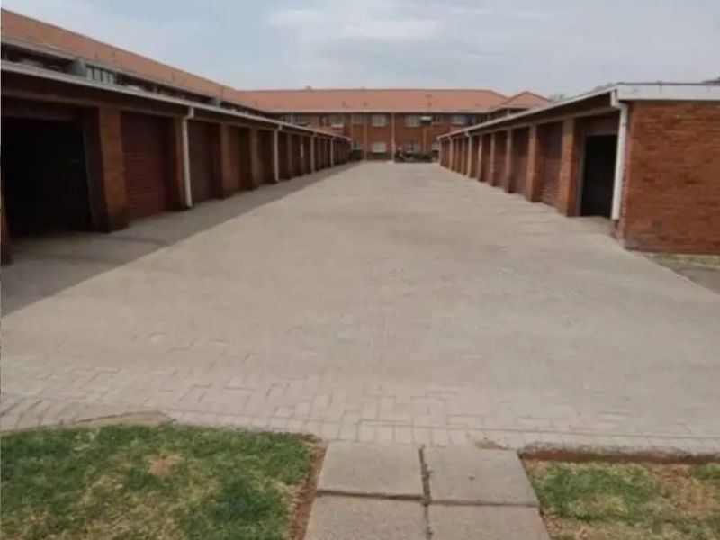 Flat For Sale In Vereeniging - Photo 2