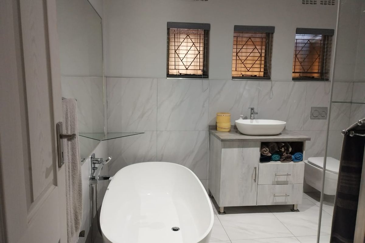 Charming 3-Bedroom Home with Excellent Security & Modern Comforts - Photo 5