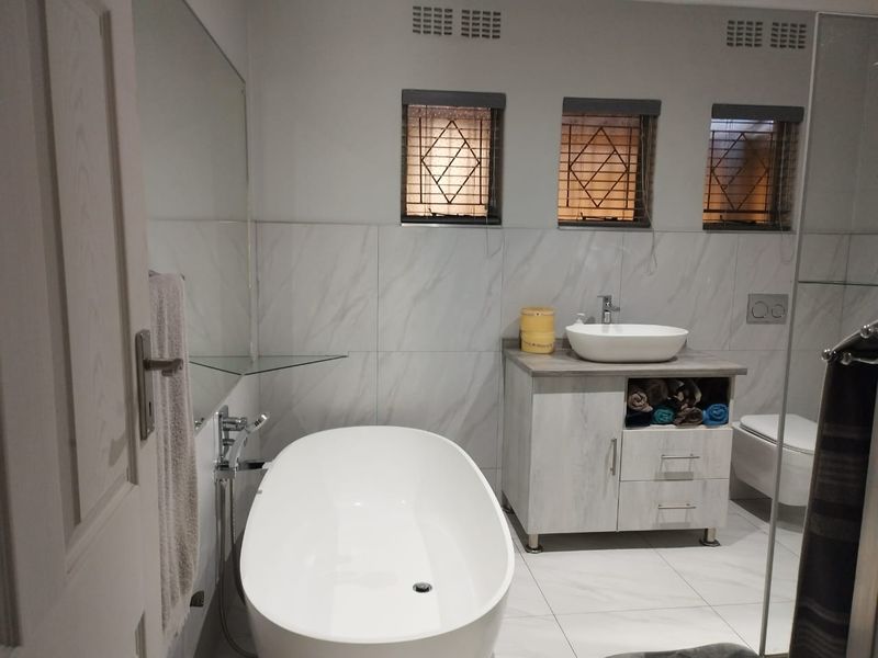 Charming 3-Bedroom Home with Excellent Security & Modern Comforts - Photo 5