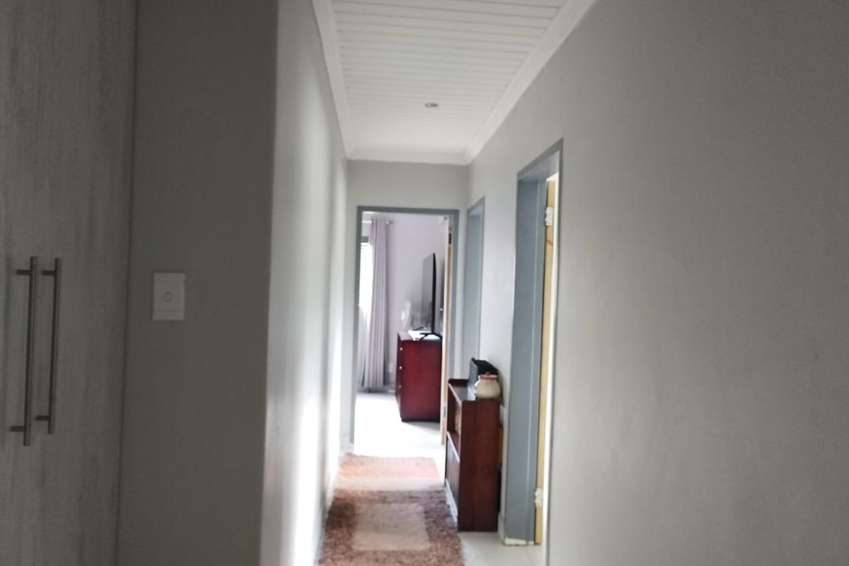 Charming 3-Bedroom Home with Excellent Security & Modern Comforts - Photo 3