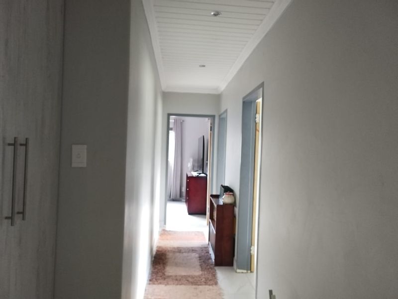 Charming 3-Bedroom Home with Excellent Security & Modern Comforts - Photo 3