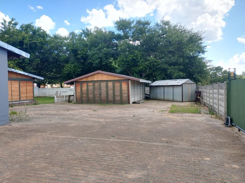 Charming 3-Bedroom Home with Excellent Security & Modern Comforts - Photo 9