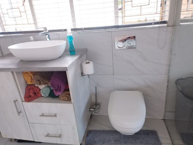 Charming 3-Bedroom Home with Excellent Security & Modern Comforts - Photo 6
