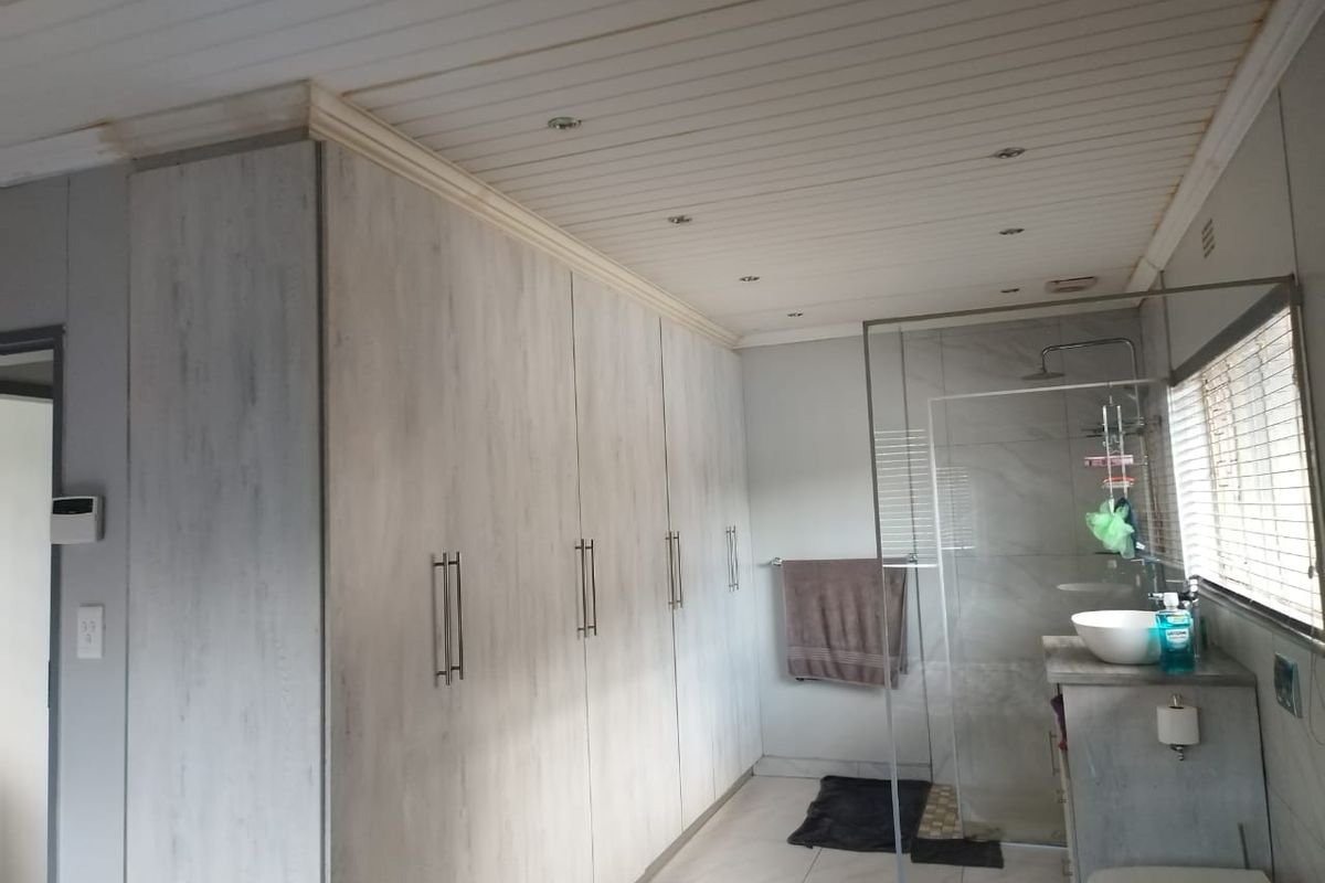 Charming 3-Bedroom Home with Excellent Security & Modern Comforts - Photo 4
