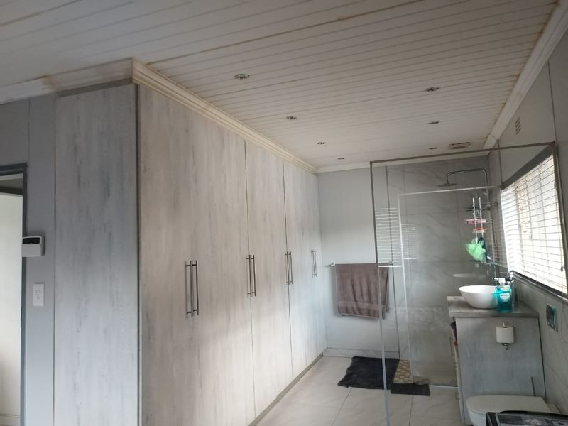 Charming 3-Bedroom Home with Excellent Security & Modern Comforts - Photo 4
