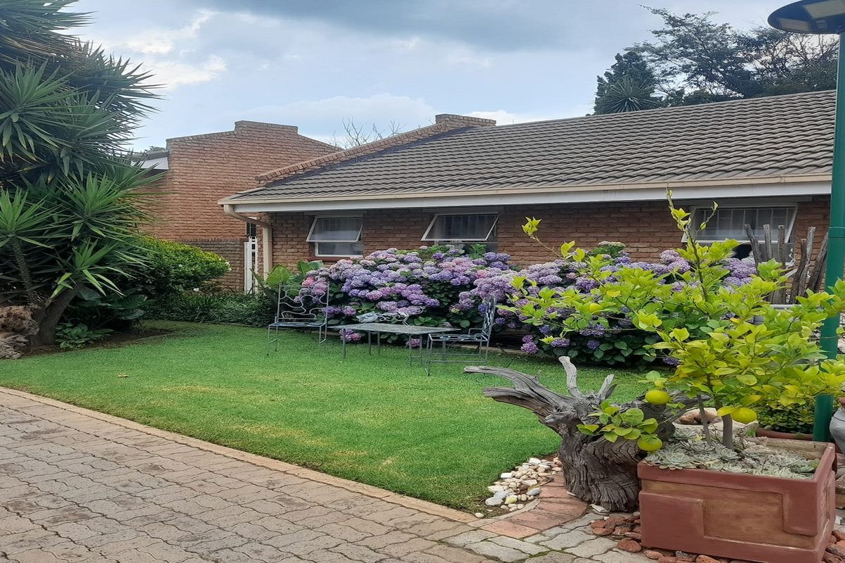 Freestanding Property 1039sqm with 2 Bedroom, Pool and Lapa in SW 5 - Photo 3