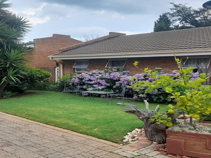 Freestanding Property 1039sqm with 2 Bedroom, Pool and Lapa in SW 5 - Photo 3