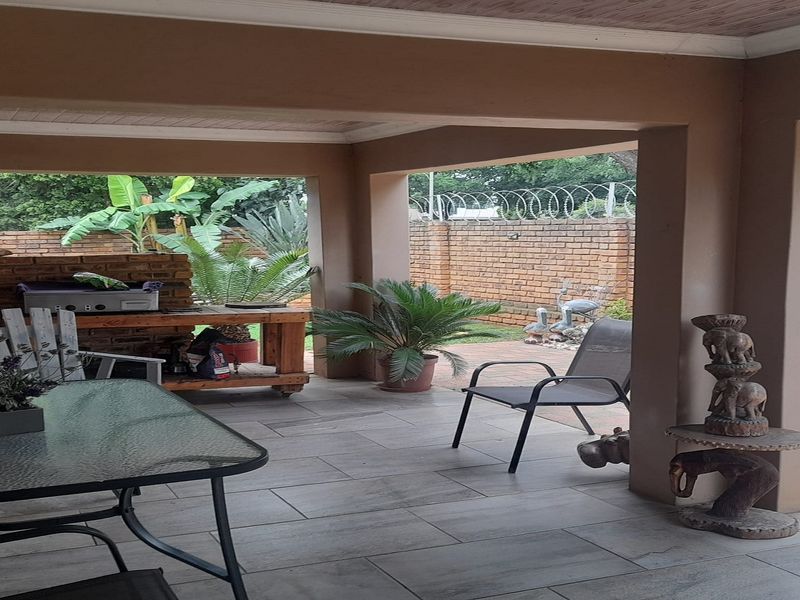 Freestanding Property 1039sqm with 2 Bedroom, Pool and Lapa in SW 5 - Photo 8