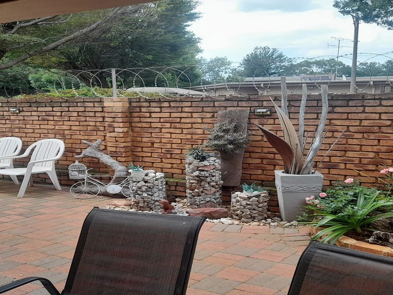 Freestanding Property 1039sqm with 2 Bedroom, Pool and Lapa in SW 5 - Photo 10