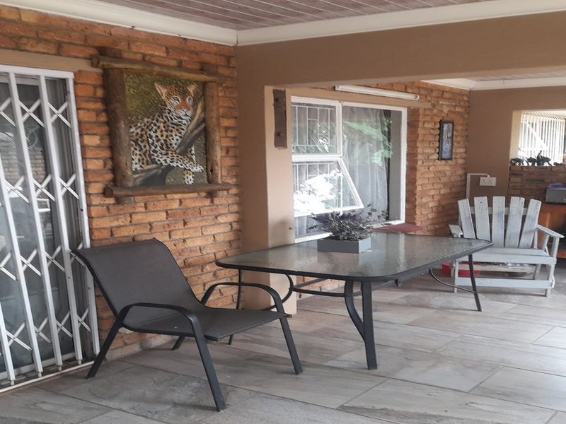 Freestanding Property 1039sqm with 2 Bedroom, Pool and Lapa in SW 5 - Photo 9