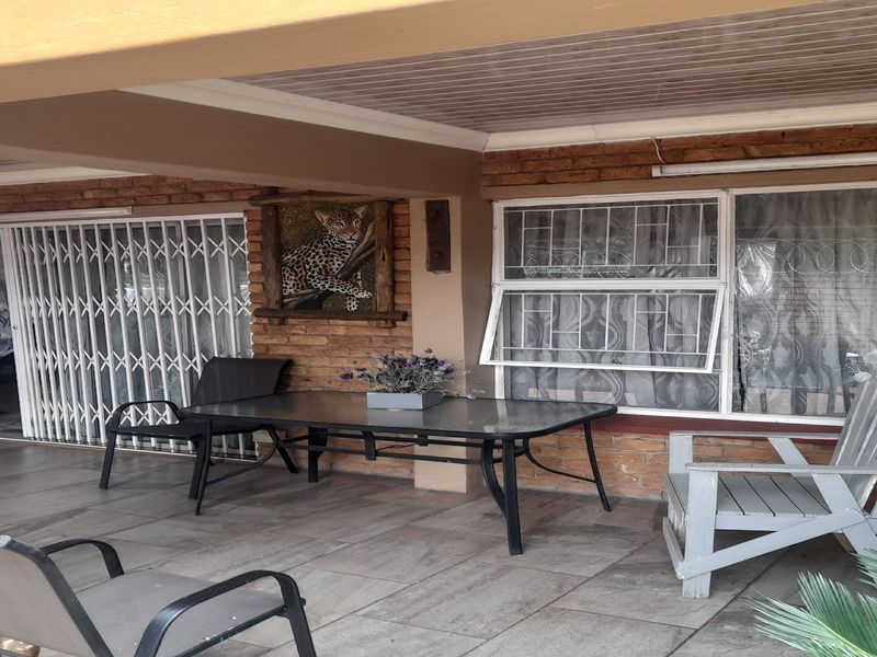 Freestanding Property 1039sqm with 2 Bedroom, Pool and Lapa in SW 5 - Photo 7