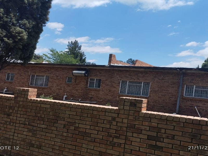 Stunning Small Holding 5min away from the mall. - Photo 2