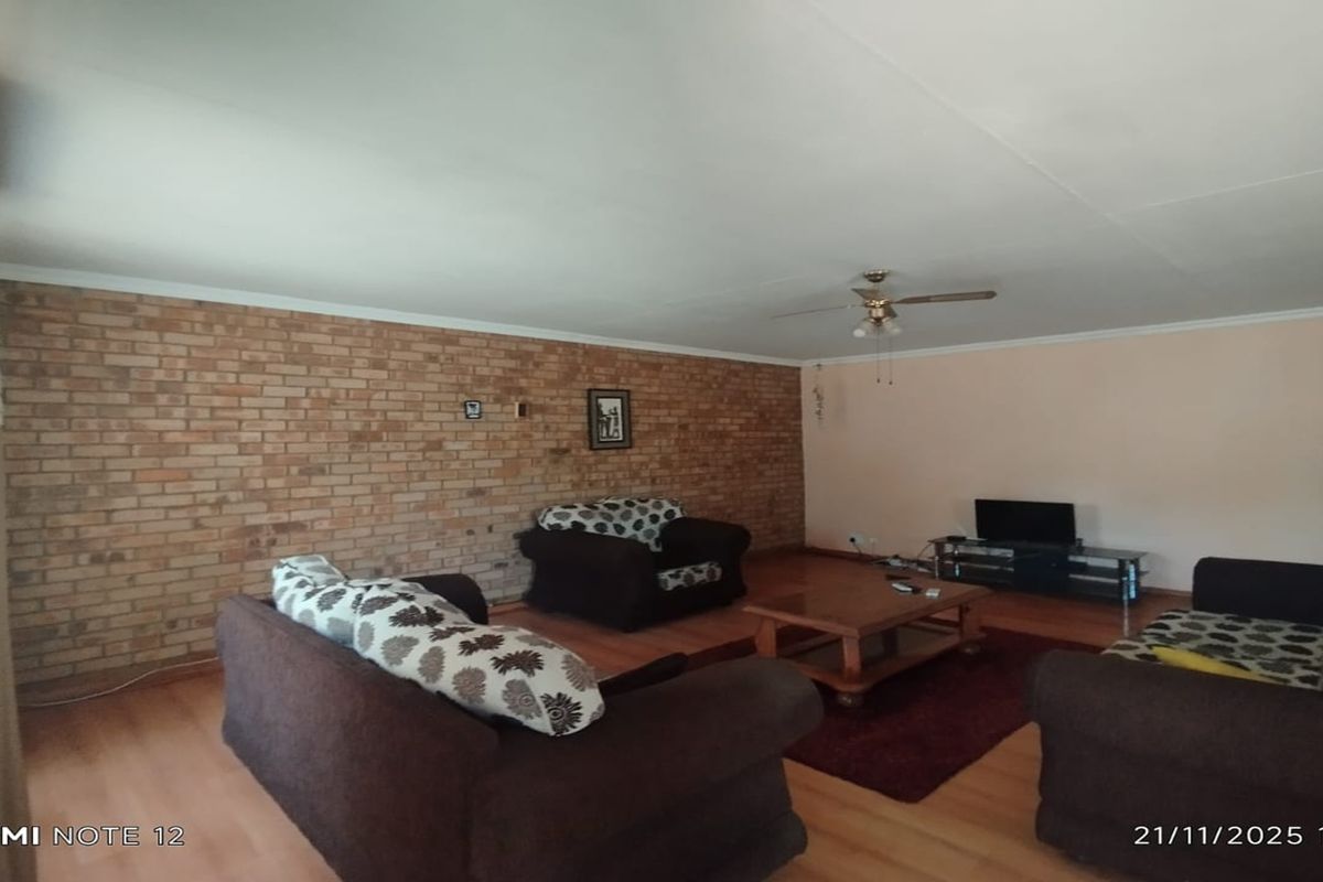 Stunning Small Holding 5min away from the mall. - Photo 3