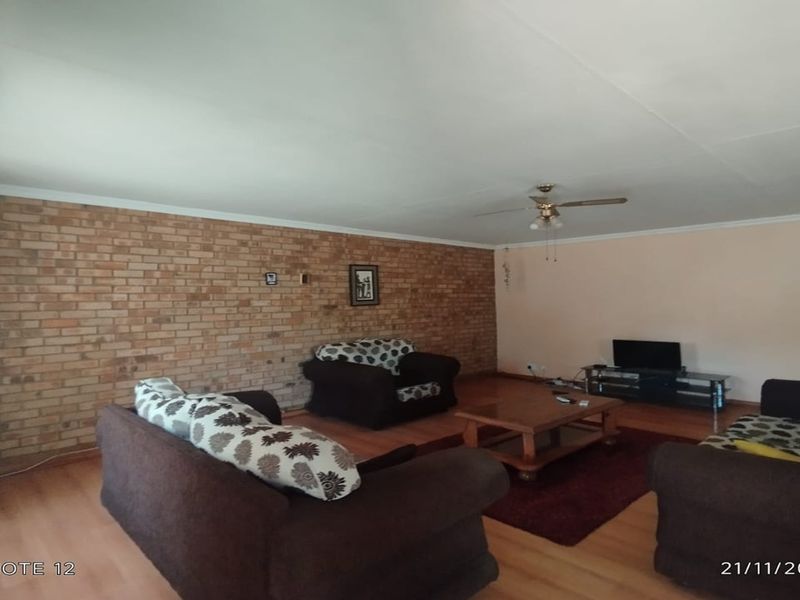 Stunning Small Holding 5min away from the mall. - Photo 3