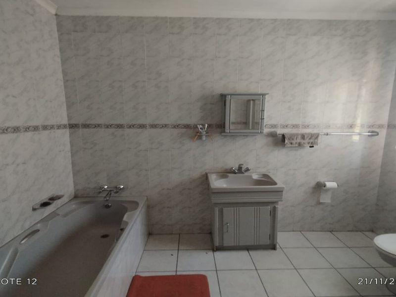 Stunning Small Holding 5min away from the mall. - Photo 7