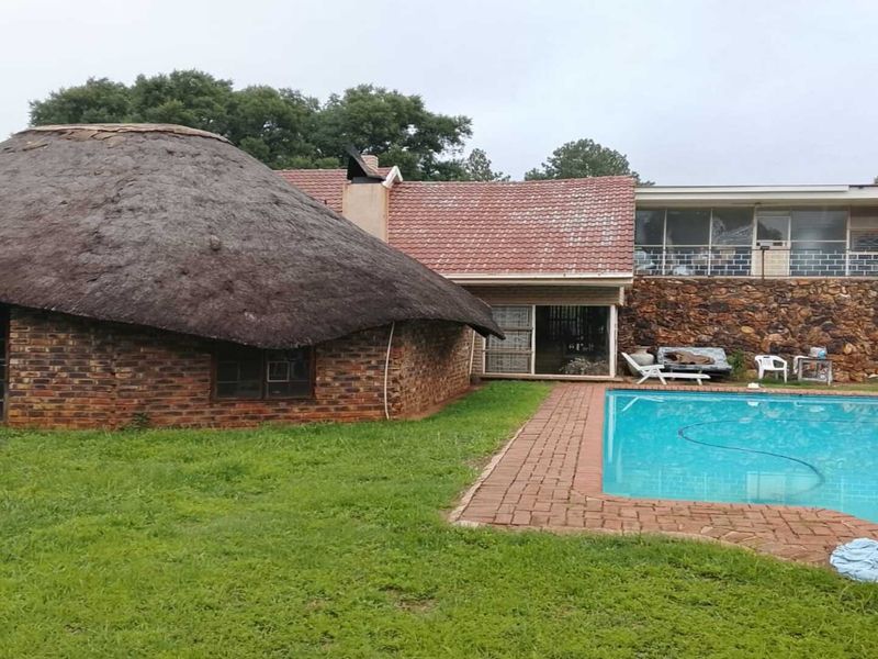 Beautiful 3-Bedroom Home with Excellent Features - Photo 1