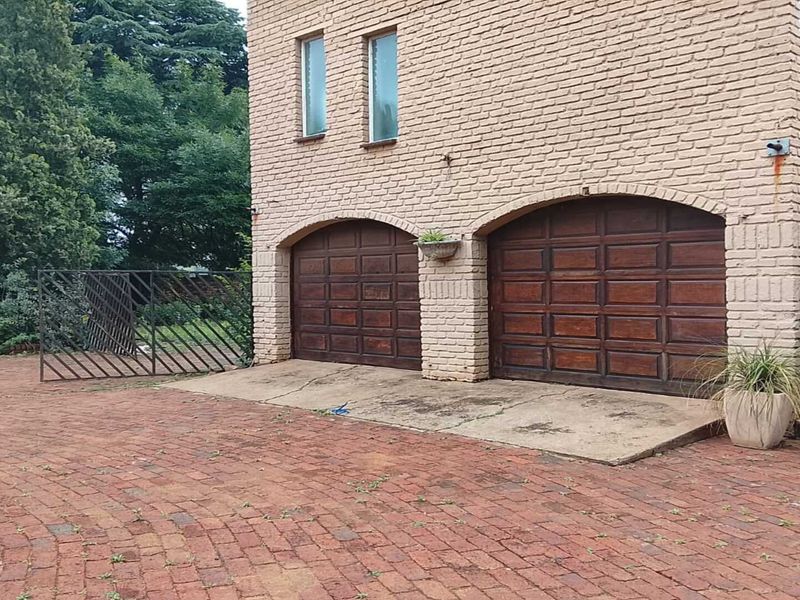 Beautiful 3-Bedroom Home with Excellent Features - Photo 2