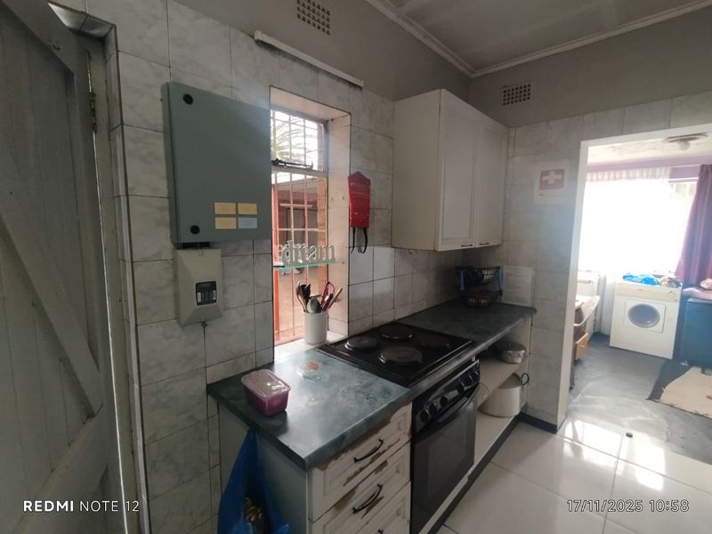 Warm and friendly 3 bedroom home - Photo 4