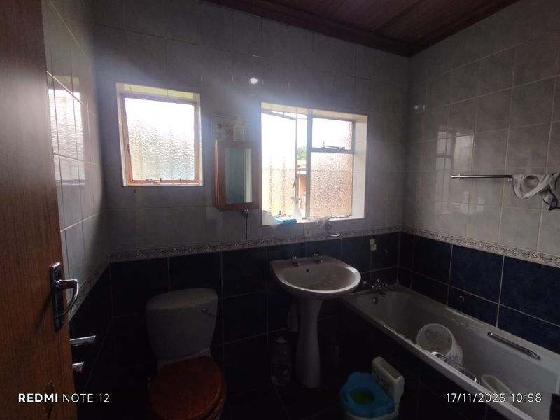 Warm and friendly 3 bedroom home - Photo 7