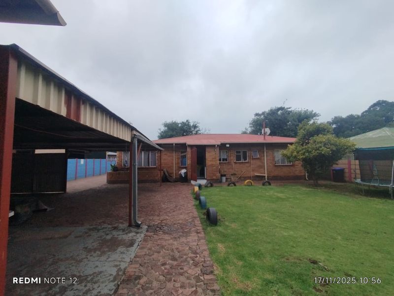 Warm and friendly 3 bedroom home - Photo 2