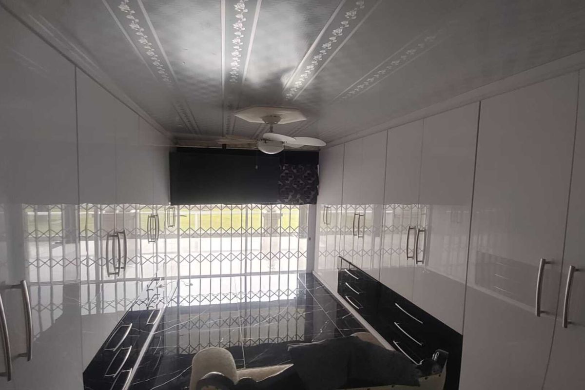 Modern 4-Bedroom Family Home with pool and entertainment area – Erf Size 991m2 - Photo 4
