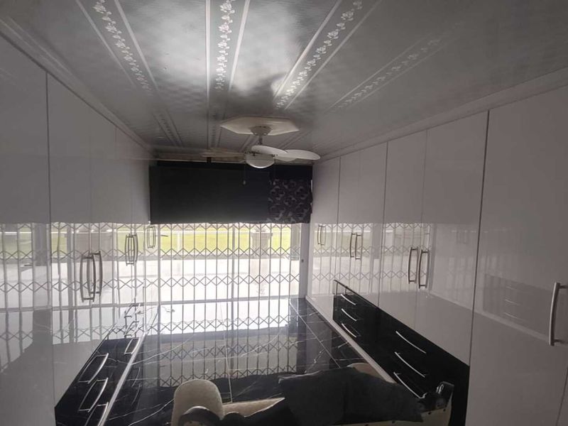 Modern 4-Bedroom Family Home with pool and entertainment area – Erf Size 991m2 - Photo 4