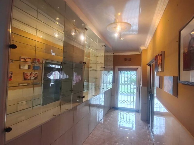 Modern 4-Bedroom Family Home with pool and entertainment area – Erf Size 991m2 - Photo 6