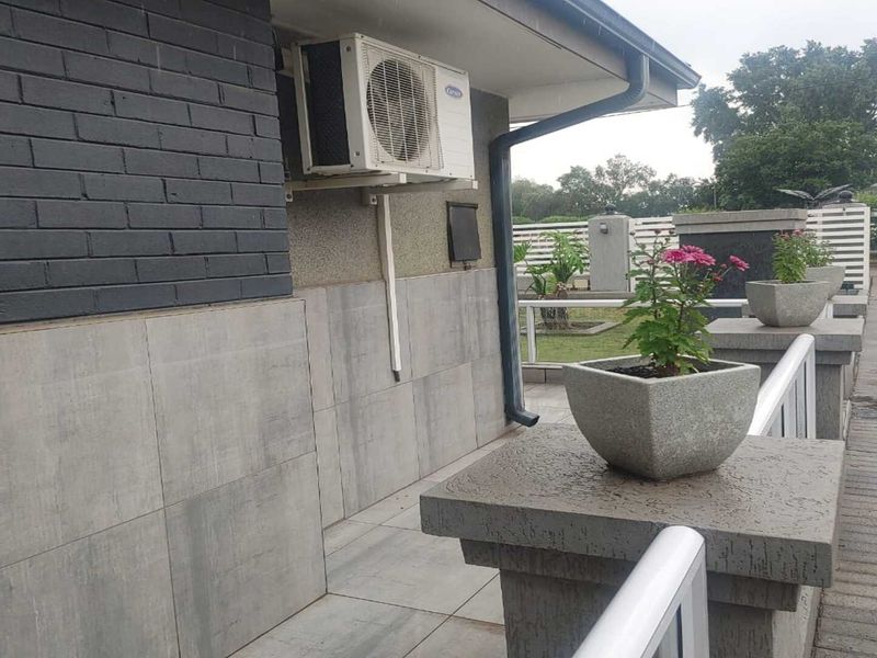 Modern 4-Bedroom Family Home with pool and entertainment area – Erf Size 991m2 - Photo 10