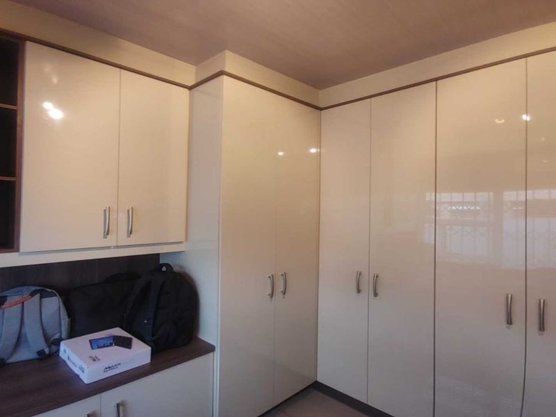 Modern 4-Bedroom Family Home with pool and entertainment area – Erf Size 991m2 - Photo 8