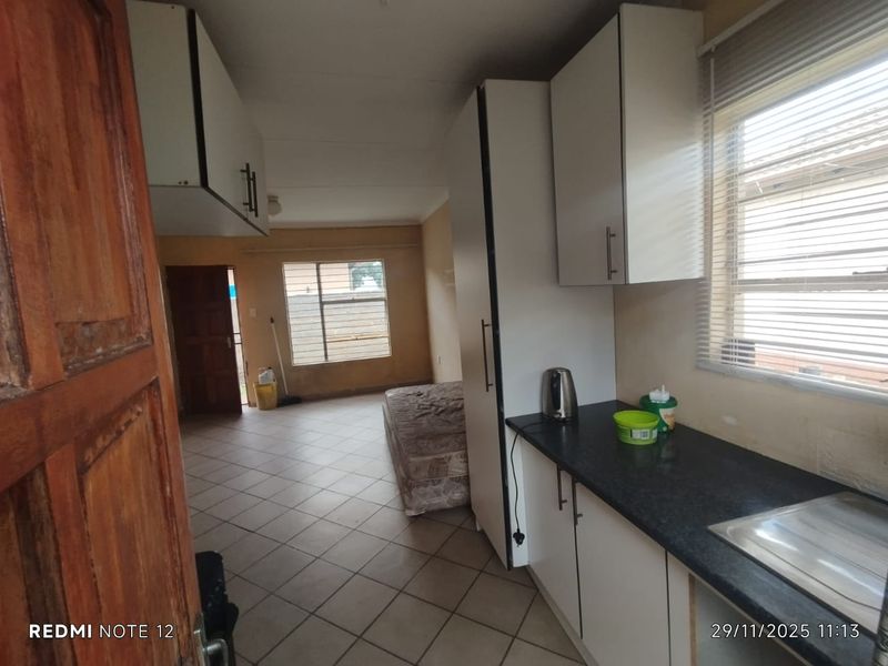 3-bedroom home located in the highly sought-after Miami Sands - Photo 4