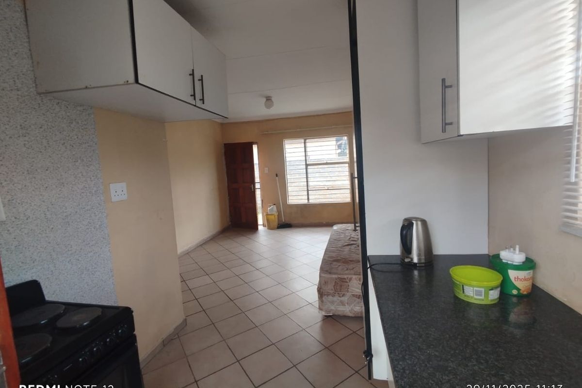 3-bedroom home located in the highly sought-after Miami Sands - Photo 3