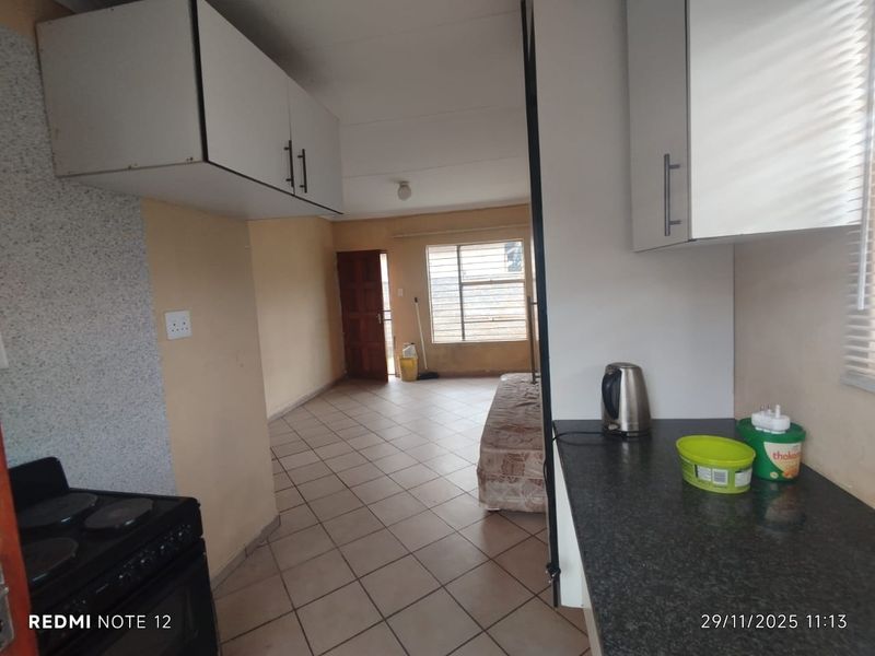3-bedroom home located in the highly sought-after Miami Sands - Photo 3