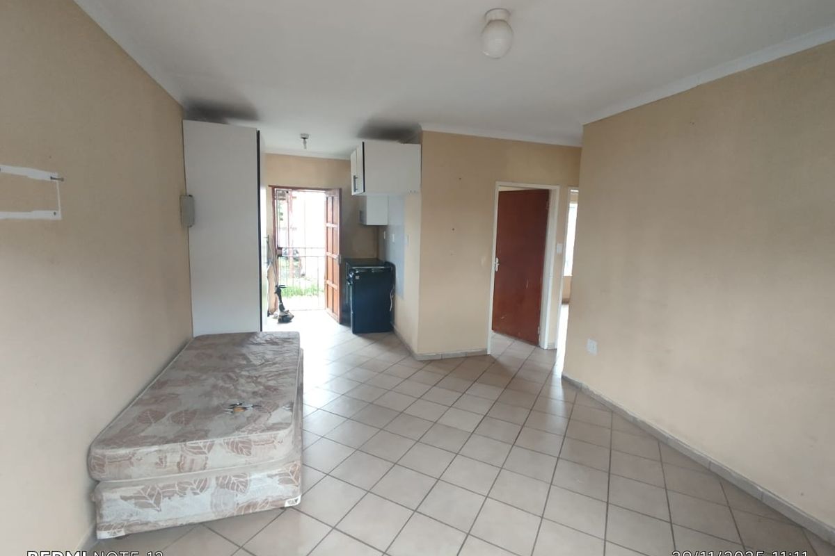 3-bedroom home located in the highly sought-after Miami Sands - Photo 2