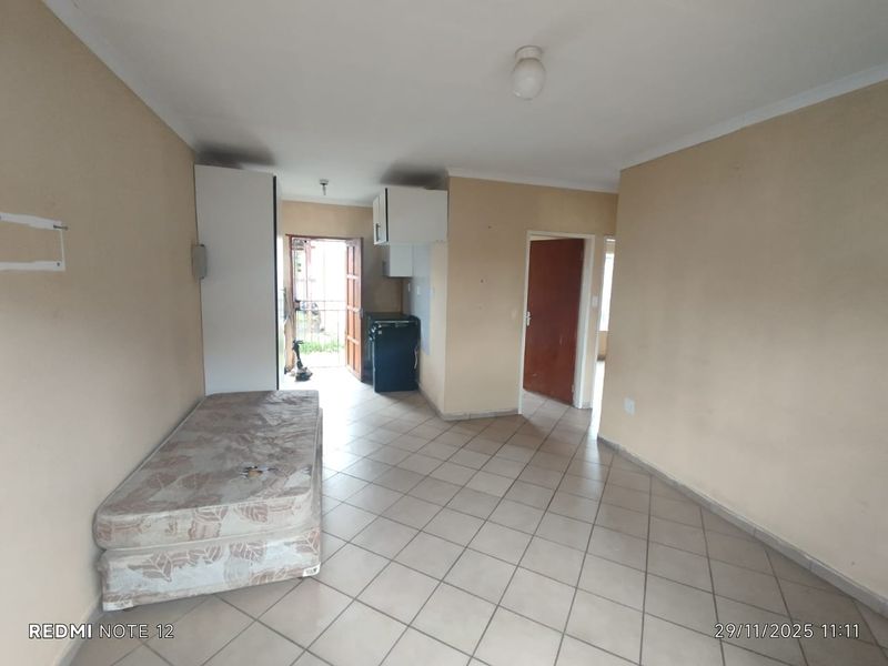 3-bedroom home located in the highly sought-after Miami Sands - Photo 2