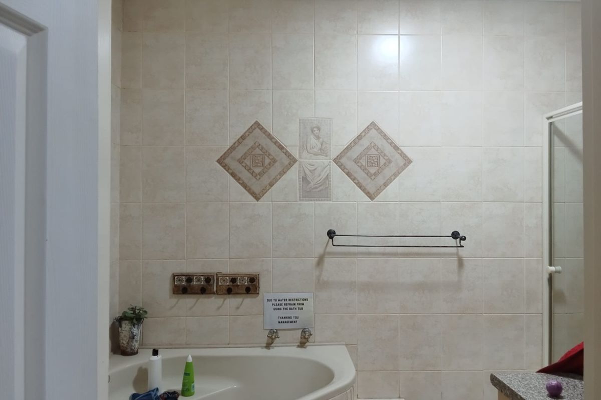 Spacious 6-Bedroom Family Home with Flatlet, Pool & Entertainment Area - Photo 3